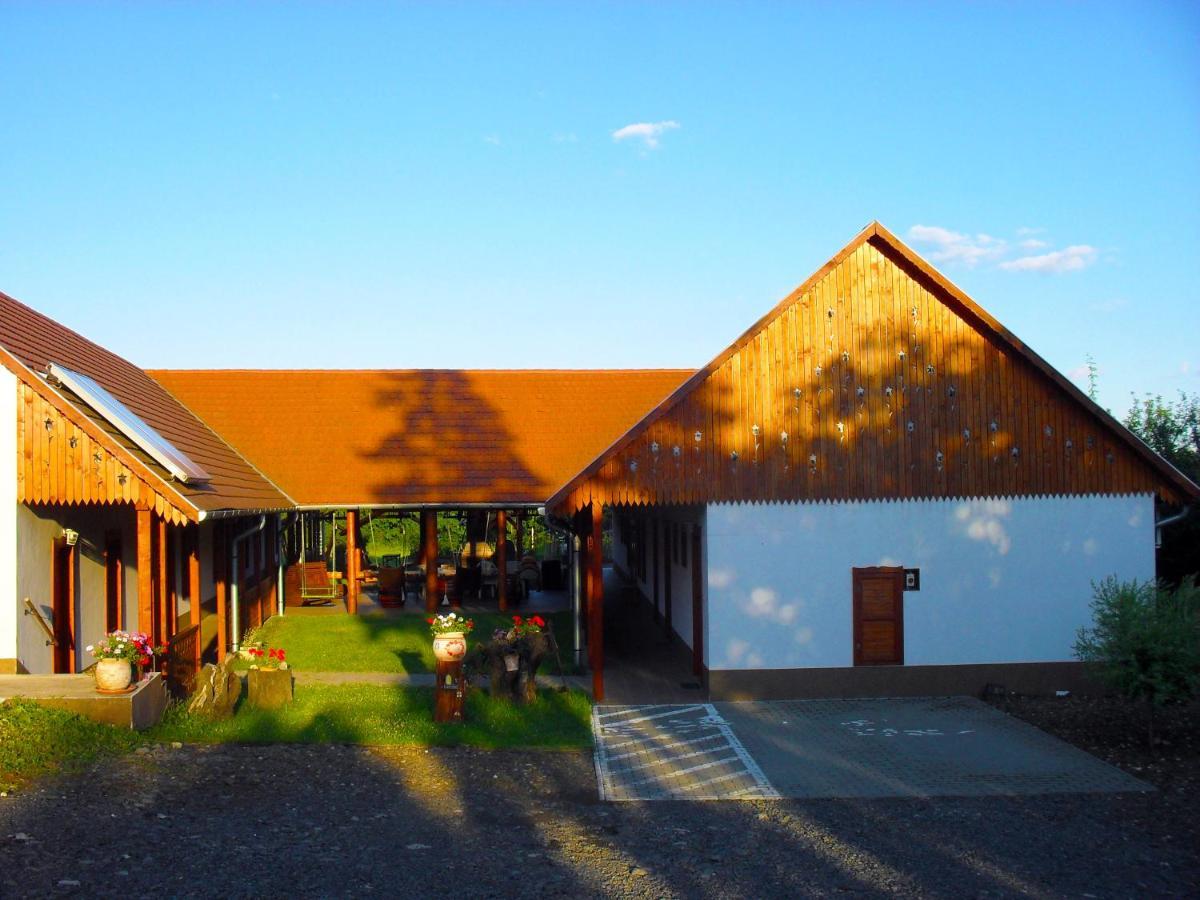 Nyakiglab Villa Szegi Екстер'єр фото